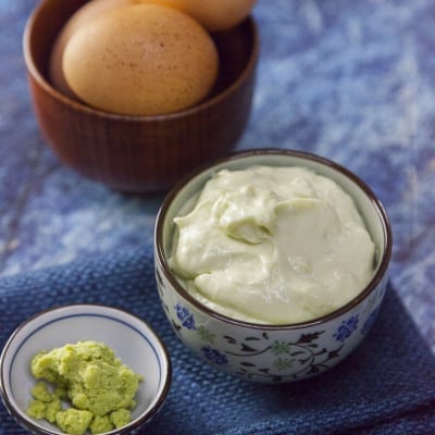 Maioense al wasabi pronta in ciotola per accompagnare i tuoi piatti