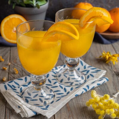 Bicchieri con cocktail mimosa