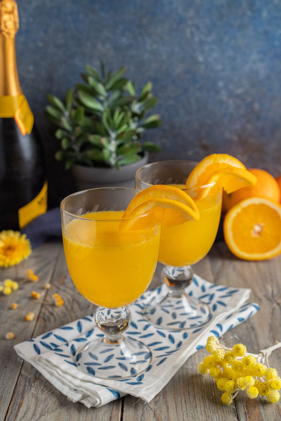 Bicchieri con cocktail mimosa