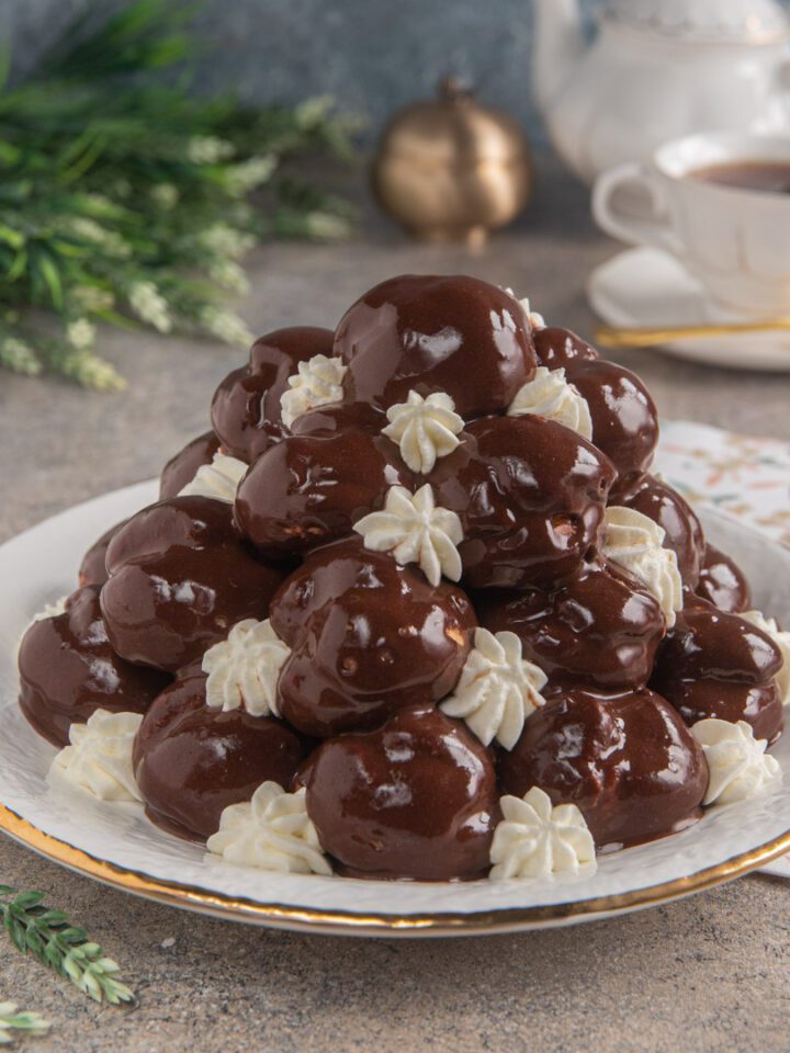 Il profiteroles è un dolce francese molto in voga negli anni Ottanta, composto da una piramide di bignè farciti con crema chantilly e coperti da una irresistibile ganache al cioccolato