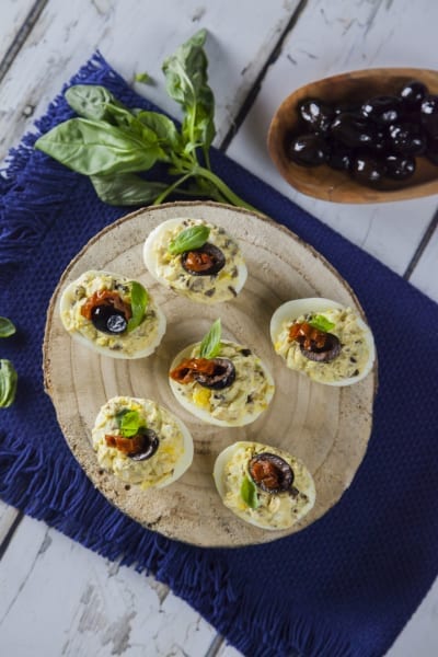 uova ripiene alla greca con olive feta cetriolo pomodori secchi basilico acciughe per antipasti o aperitivi