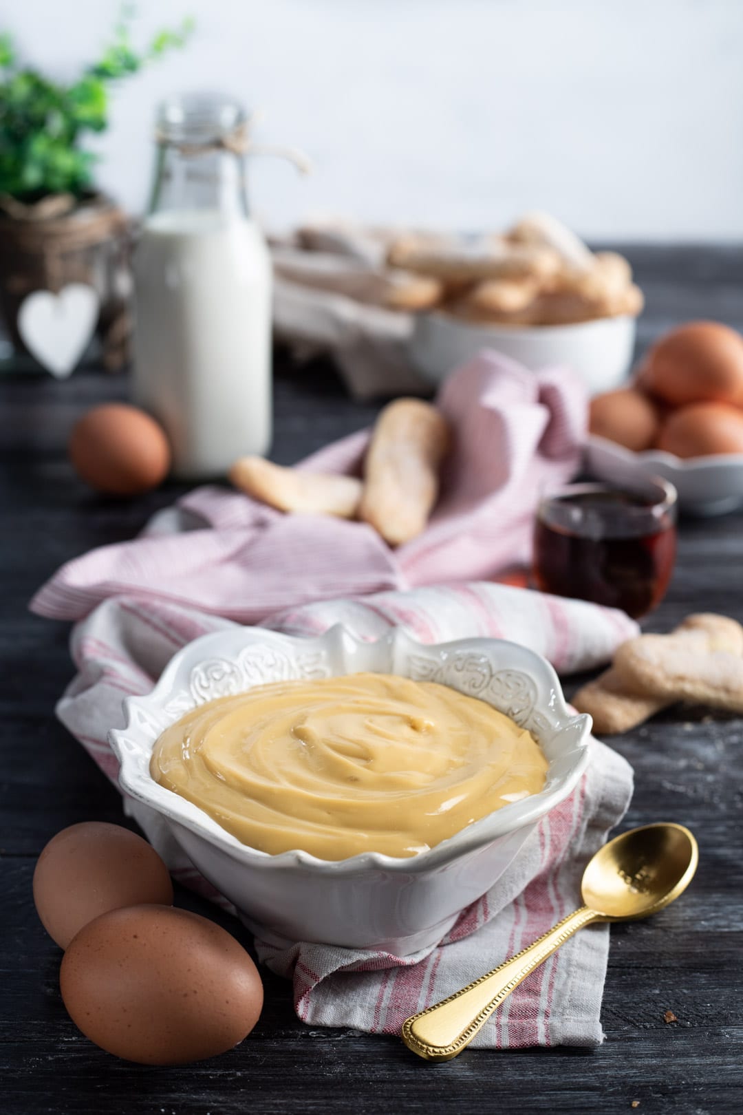 Crema pasticciera allo zabaione con uova e marsala al cucchiaio o farcia per farcire dolcii, torte, colomba pasquale.