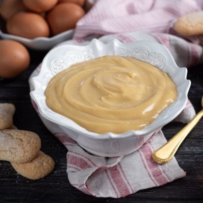 Crema pasticciera allo zabaione con uova e marsala al cucchiaio o farcia per farcire dolcii, torte, colomba pasquale.