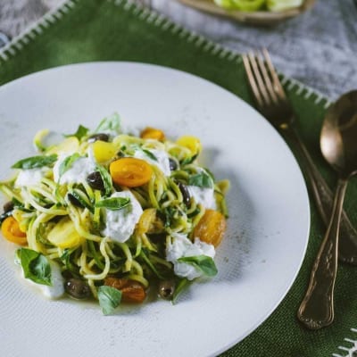 spaghetti di zucchine vegetariani con pomodorini e burrata timo basilico saltati in padella ricetta facile e colorata