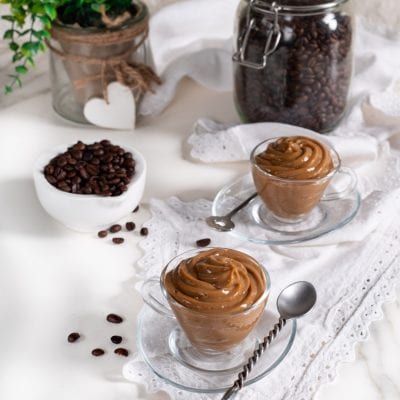 Crema pasticciera al caffè con uova e chicco di caffè ricetta facile e veloce cremosa