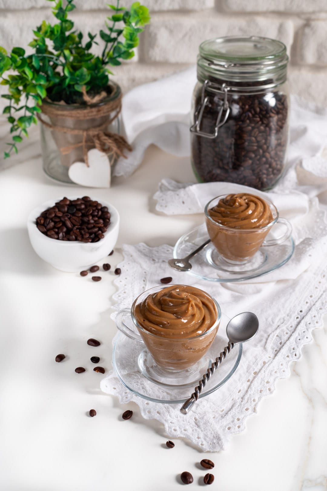 Crema pasticciera al caffè con uova e chicco di caffè ricetta facile e veloce cremosa