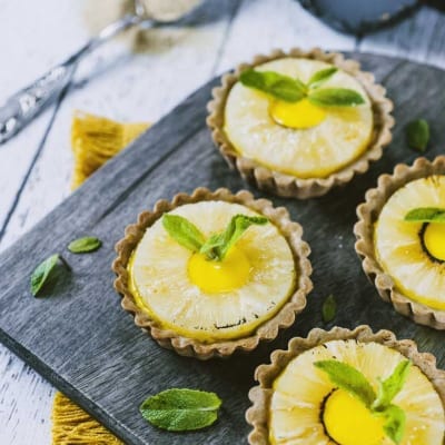 Crostatine con liquirizia, ananas e zafferano