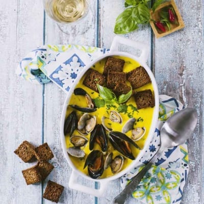 Vellutata con cozze, vongole e zafferano