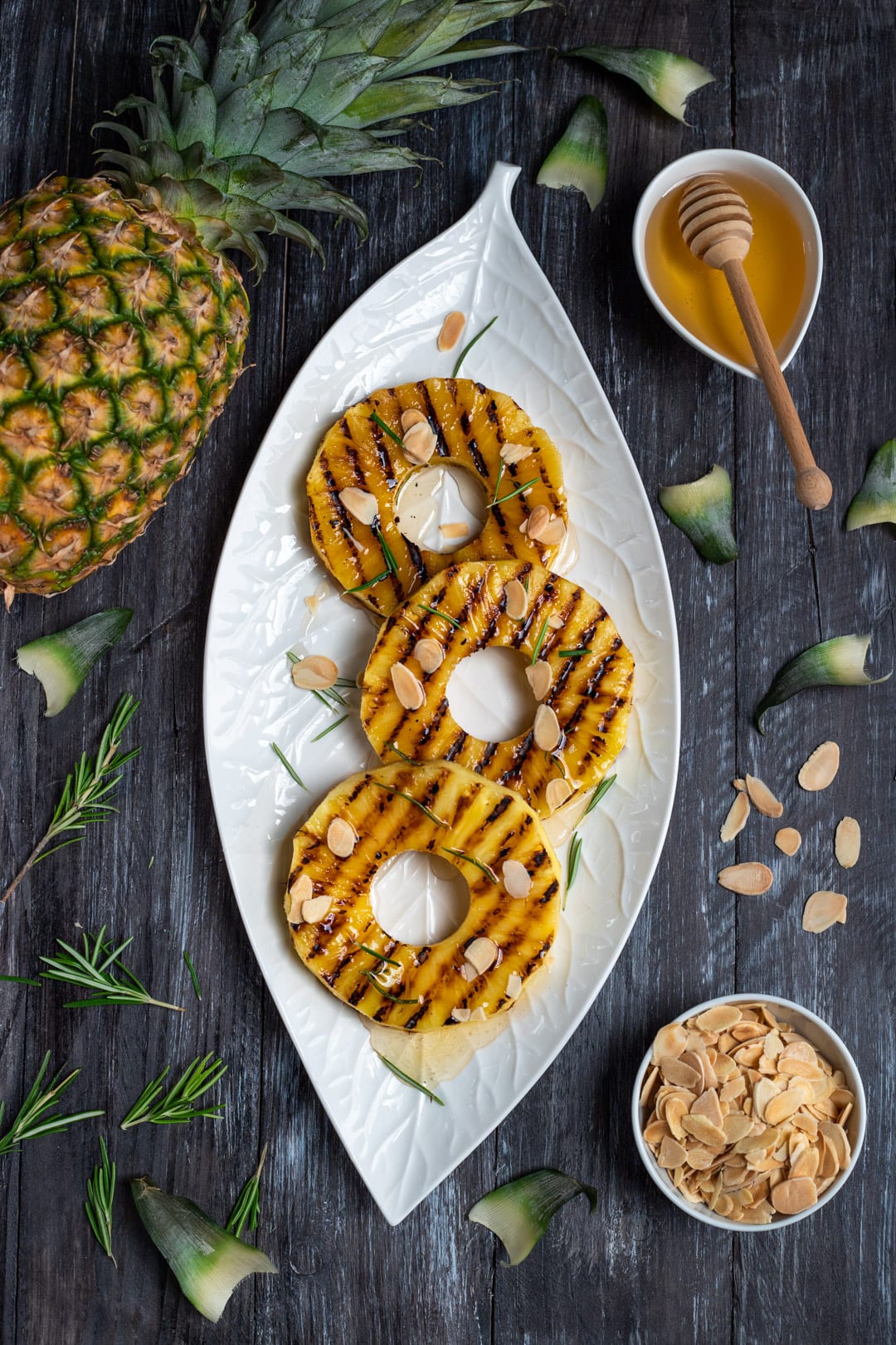 Ananas grigliato con miele, mandorle e cannella