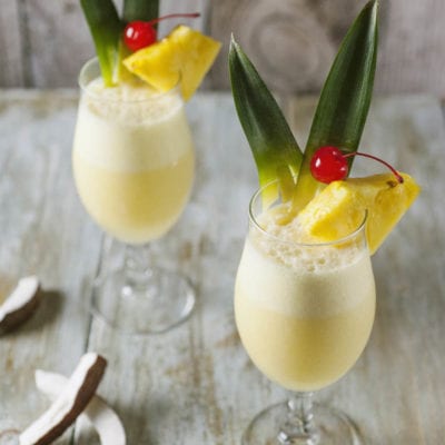 La Piña colada è un cocktail alcolico a base di rum bianco, succo d’ananas e latte di cocco. Molto dolce e dissetante.