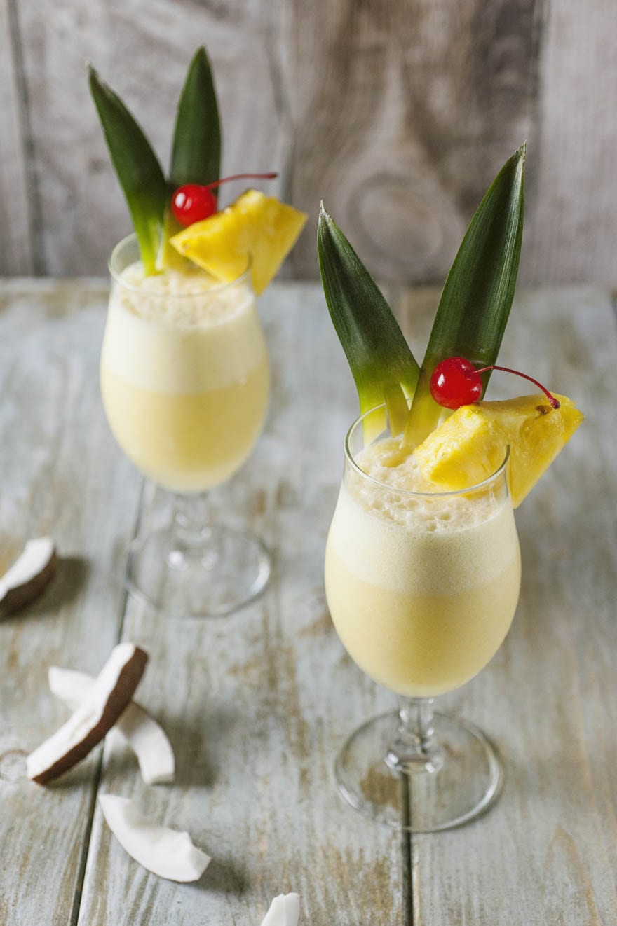 La Piña colada è un cocktail alcolico a base di rum bianco, succo d’ananas e latte di cocco. Molto dolce e dissetante.