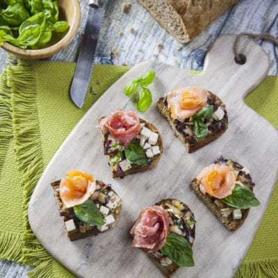 Bruschette con radicchio pronte