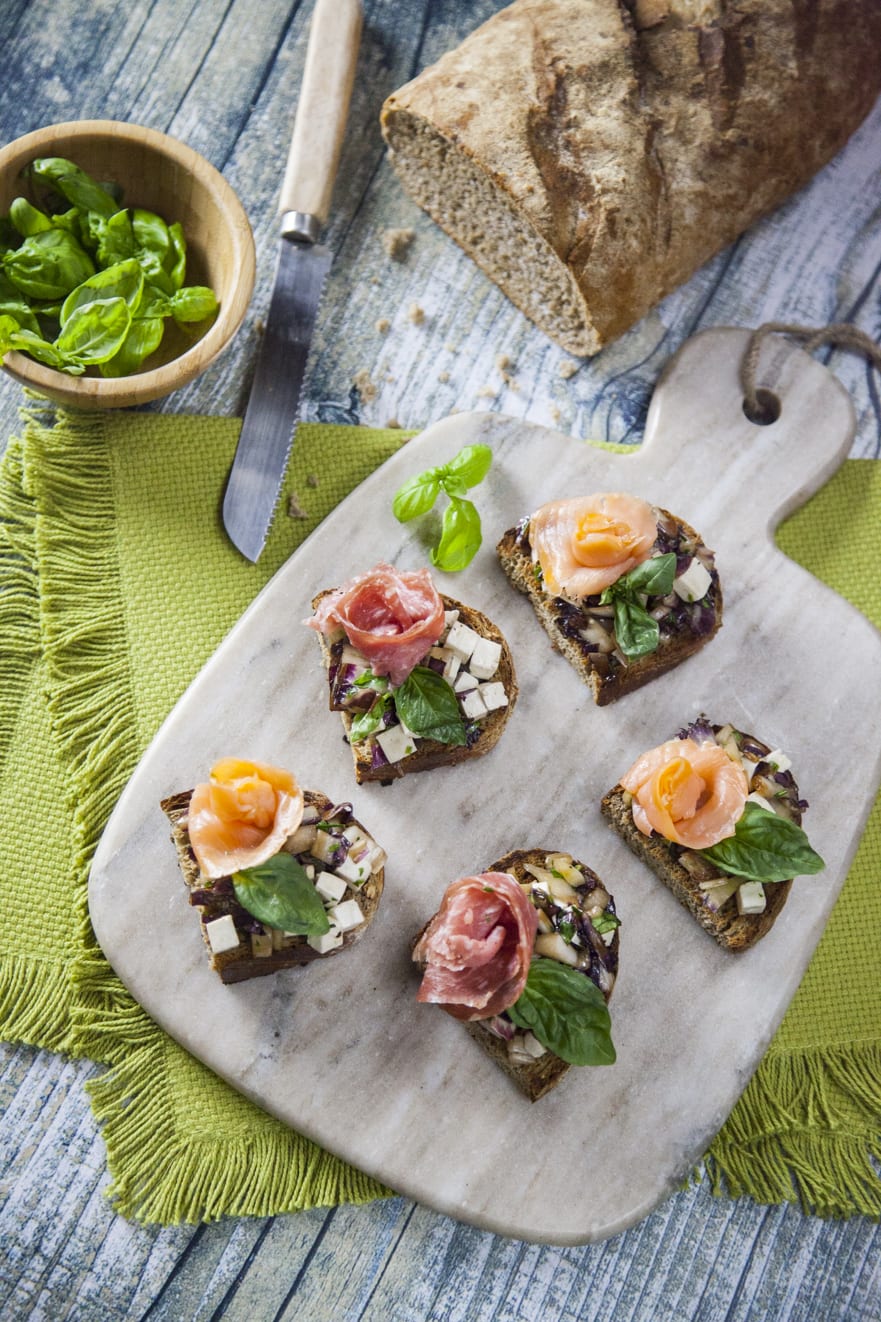 Bruschette con radicchio pronte