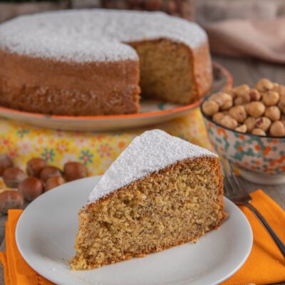 La torta di nocciole è un dolce semplicissimo da preparare e ricco di gusto, senza glutine perché non contiene farina di grano