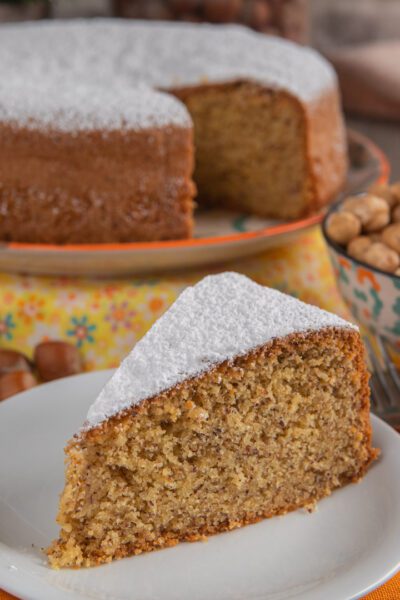 La torta di nocciole è un dolce semplicissimo da preparare e ricco di gusto, senza glutine perché non contiene farina di grano