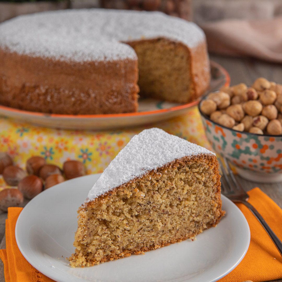 La torta di nocciole è un dolce semplicissimo da preparare e ricco di gusto, senza glutine perché non contiene farina di grano