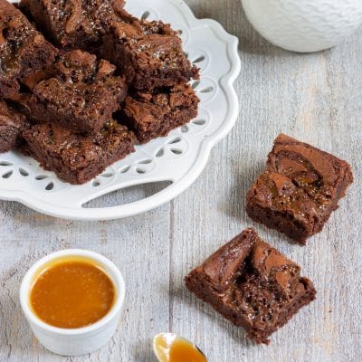 Brownies al caramello salato a cubotti pronti per l'assaggio