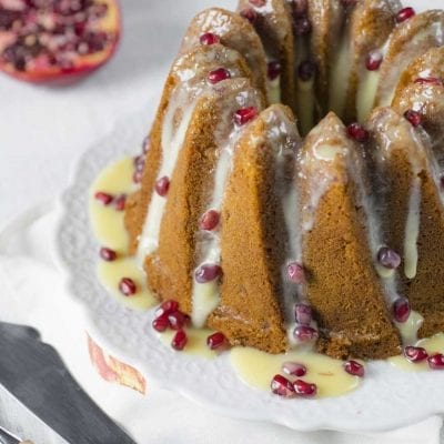 Ciambella senza glutine melagrana servita con cioccolato bianco