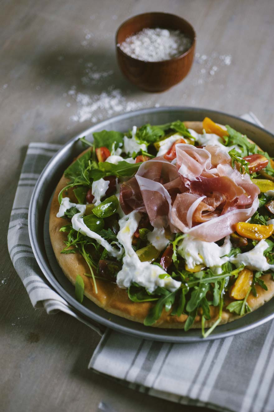 Focaccia senza glutine con rucola in teglia pronta da servire