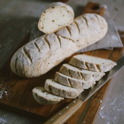 Pane senza glutine ai semi di lino e finocchietto appena sfornato