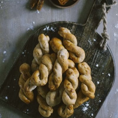 Treccine con fichi e noci pronte sul vassoio