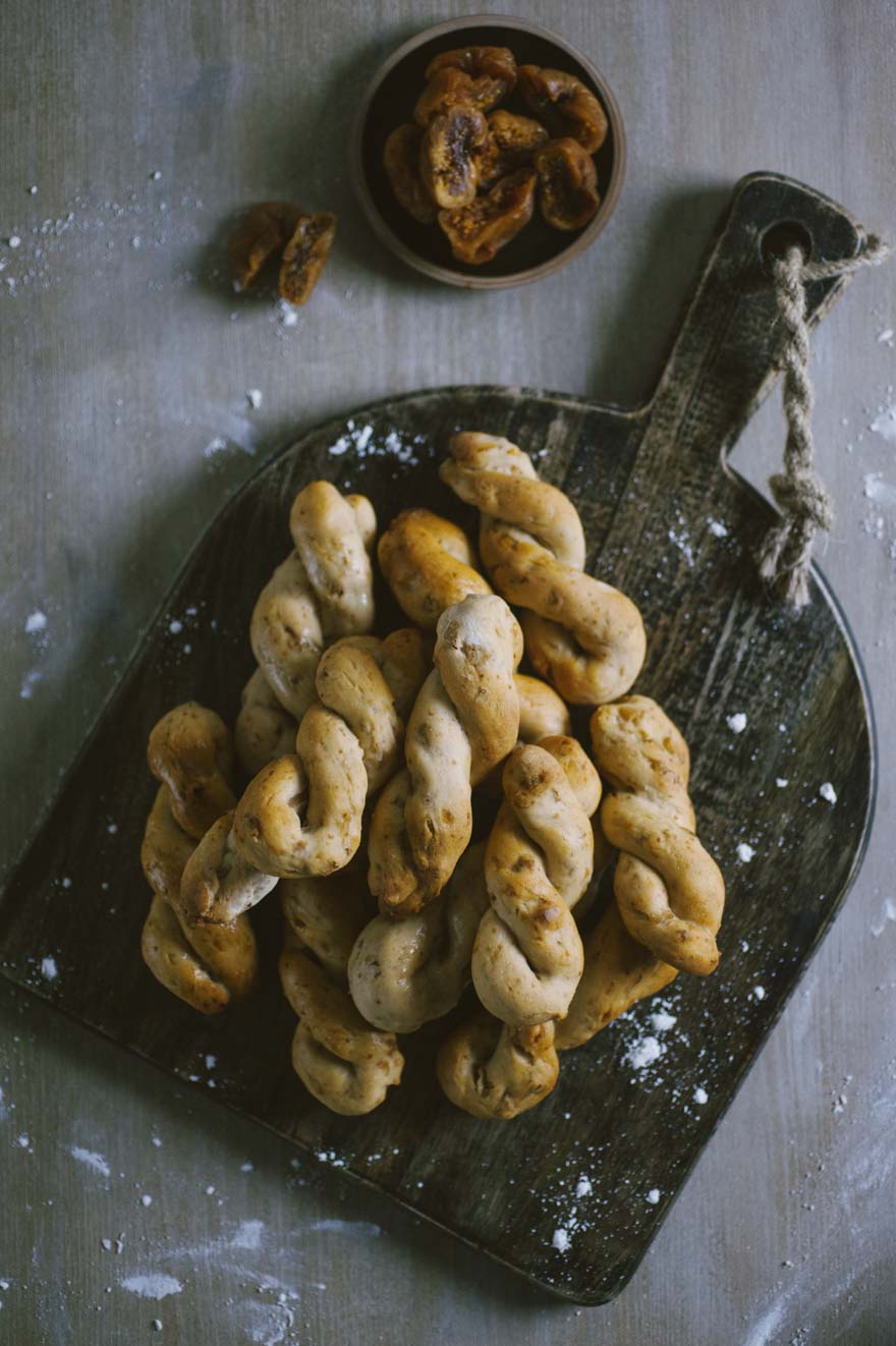 Treccine con fichi e noci pronte sul vassoio