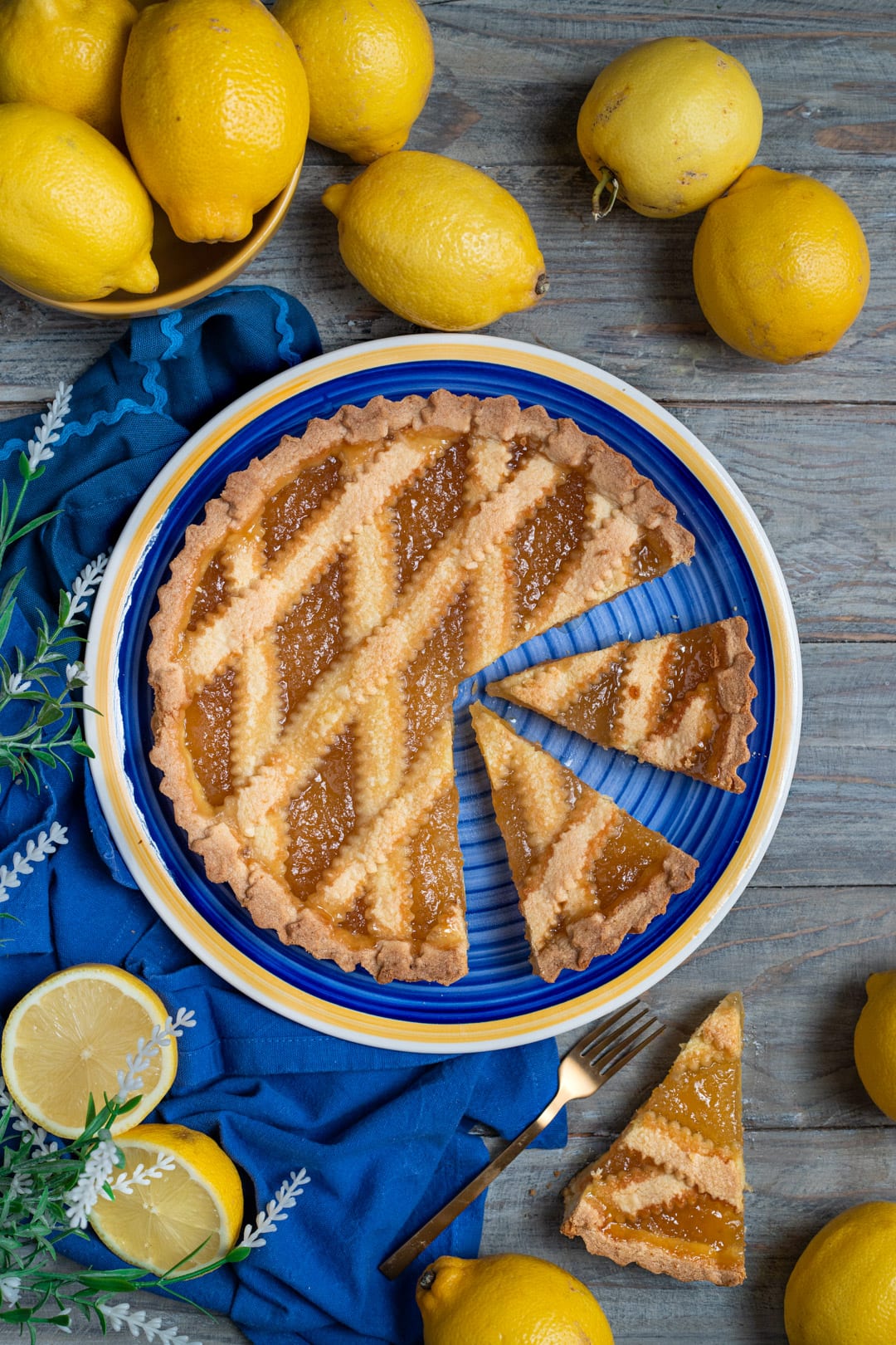 Crostata con marmellata di limoni fetta tagliata e pronta da gustare