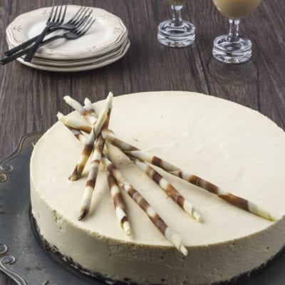 Cheesecake al Baileys servita su piatto