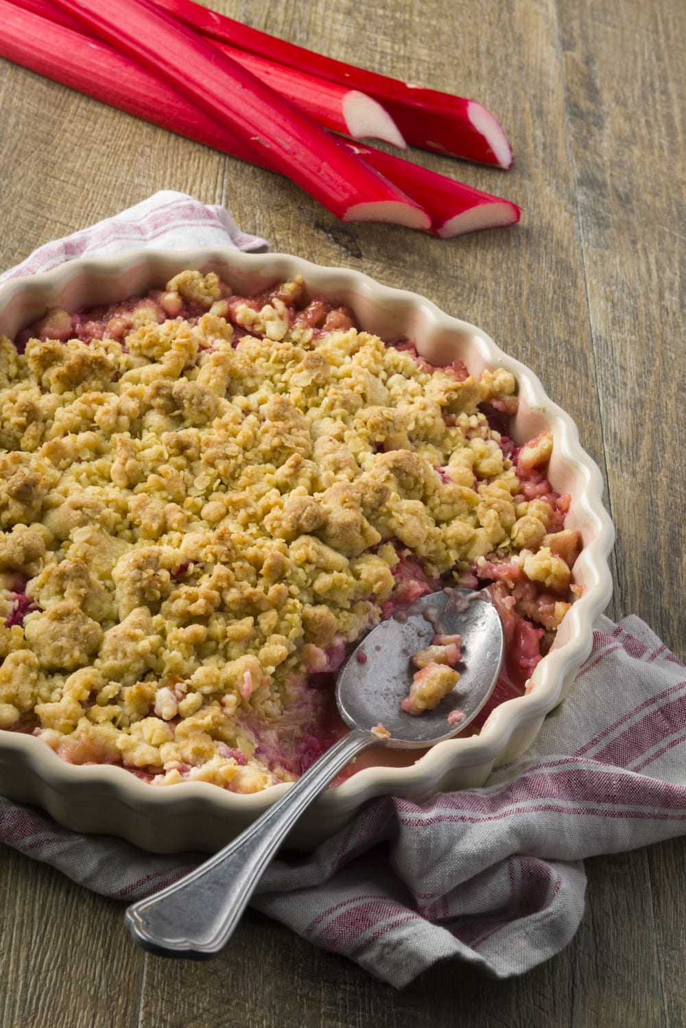 Crumble di rabarbaro servito in teglia