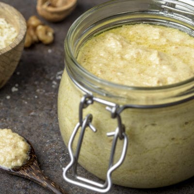 La salsa alle noci è un condimento tipico della tradizione ligure, dove viene utilizzata insieme a gnocchi, pasta corta o con i celebri "pansoti"