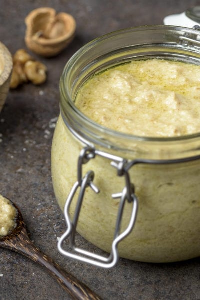 La salsa alle noci è un condimento tipico della tradizione ligure, dove viene utilizzata insieme a gnocchi, pasta corta o con i celebri "pansoti"