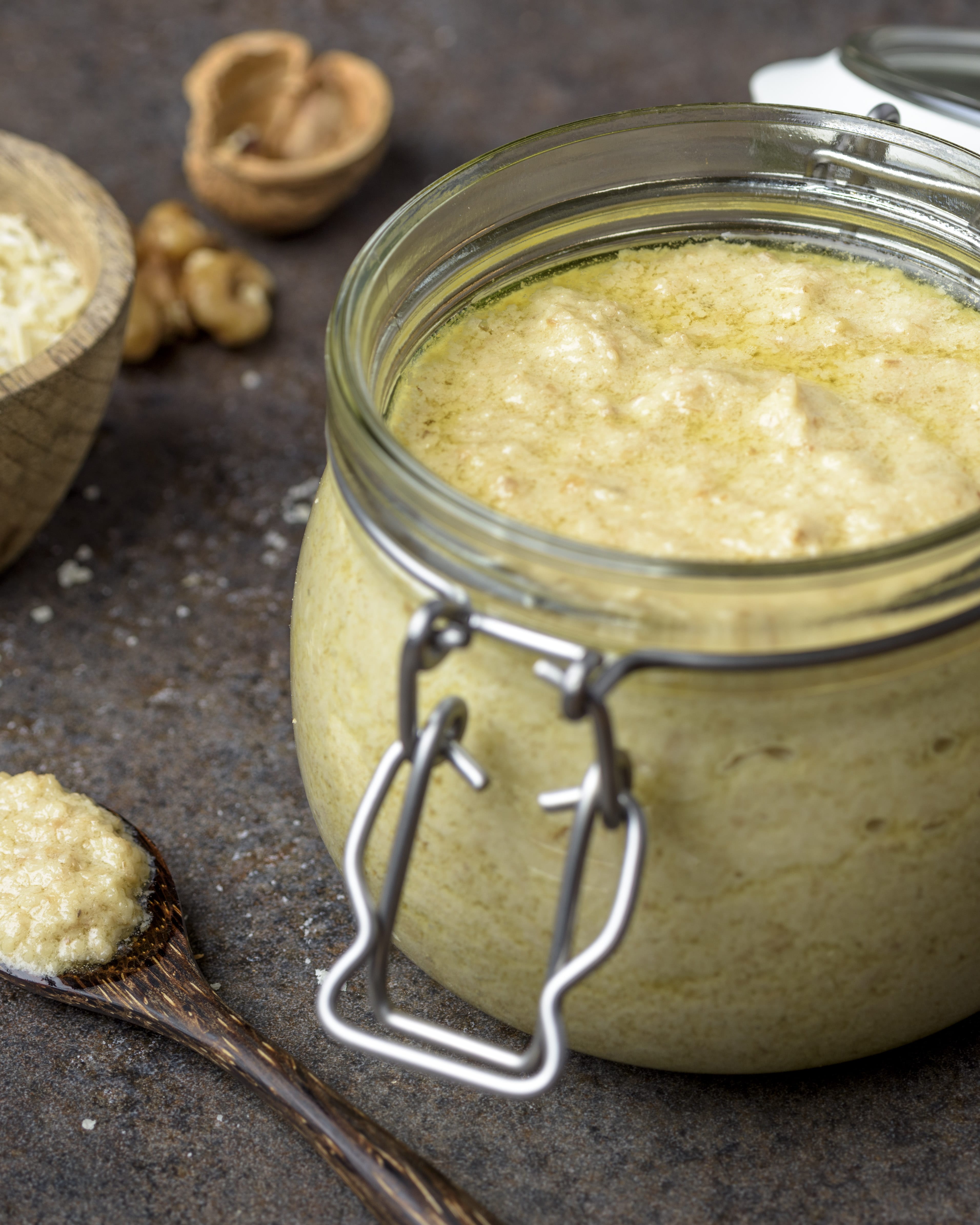 salsa alle noci servita in barattolo