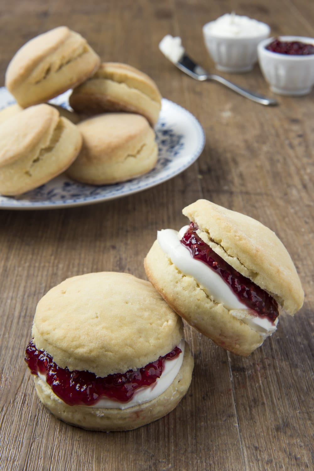 Scones farciti serviti su piatto