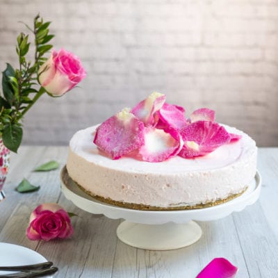 Cheesecake alle rose senza glutine e senza lattosio su alzatina pronta