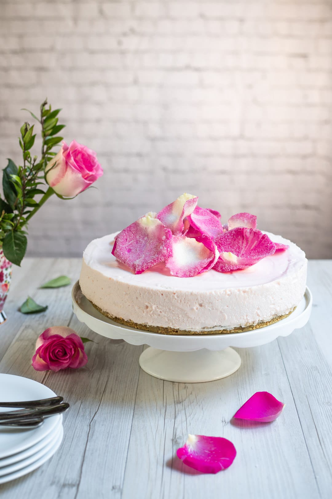 Cheesecake alle rose senza glutine e senza lattosio su alzatina pronta