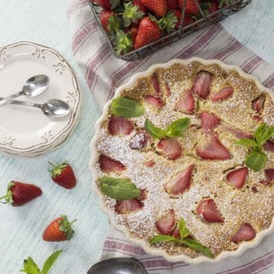 Clafoutis di fragole in teglia pronto per l'assaggio