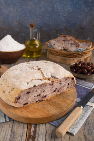 Un pane delizioso aromatizzato alle olive e adatto anche ai celiaci