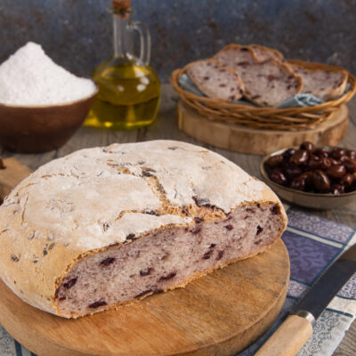 Un pane delizioso aromatizzato alle olive e adatto anche ai celiaci