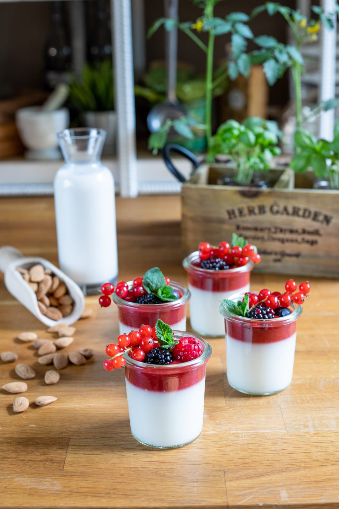 Finta panna cotta in bicchiere pronta all'assaggio