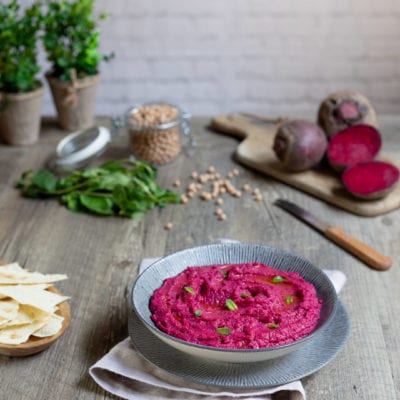 Hummus di barbabietola in ciotola e pronto per l'assaggio