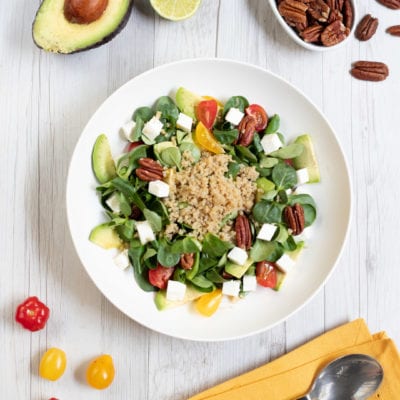 Insalata di songino, avocado, primosale e quinoa pronta all'assaggio