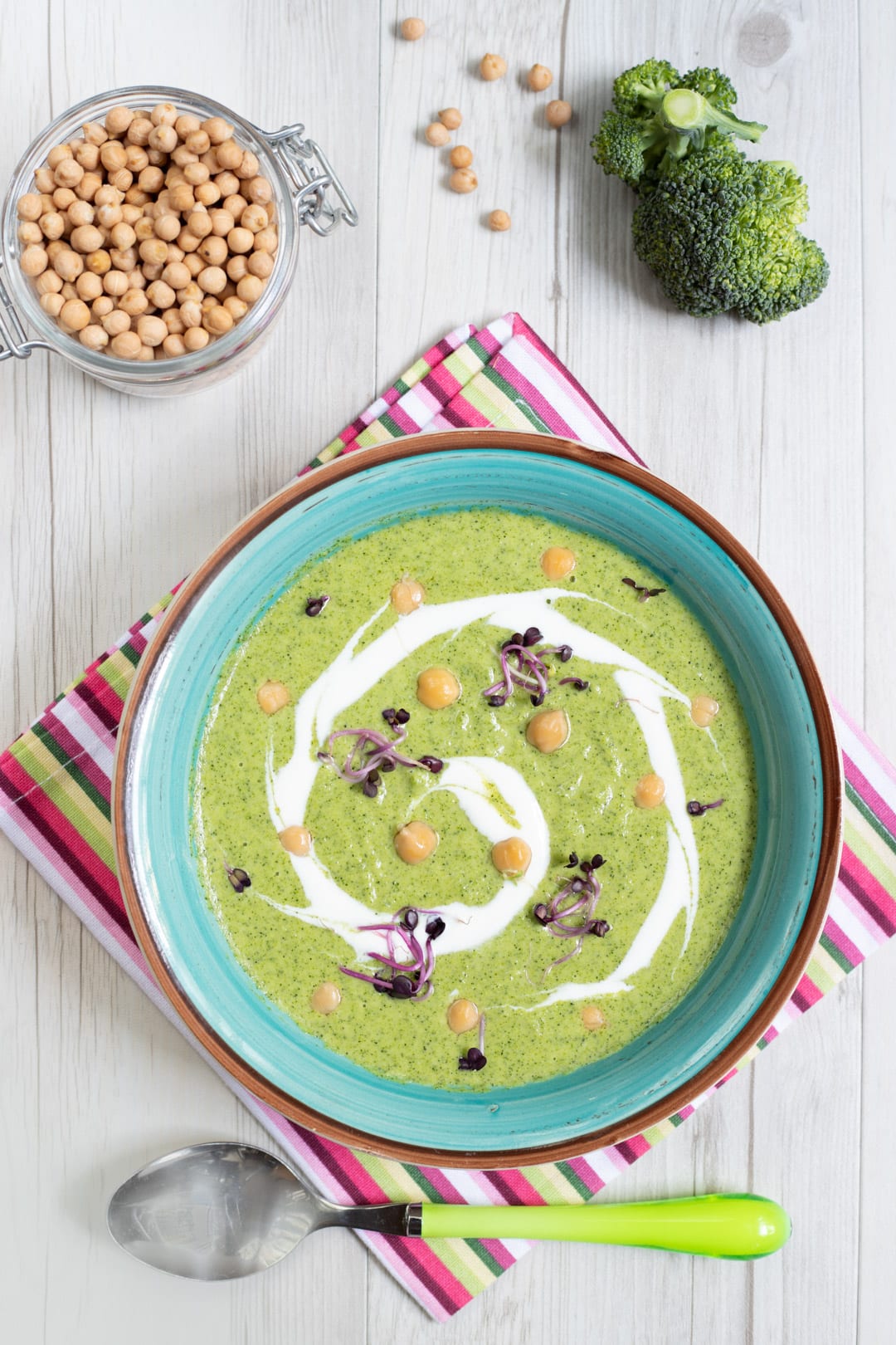 Vellutata di broccoli e porri con panna acida e ceci