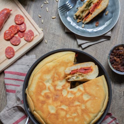 Focaccia tricolore in padella pronta per l'assaggio