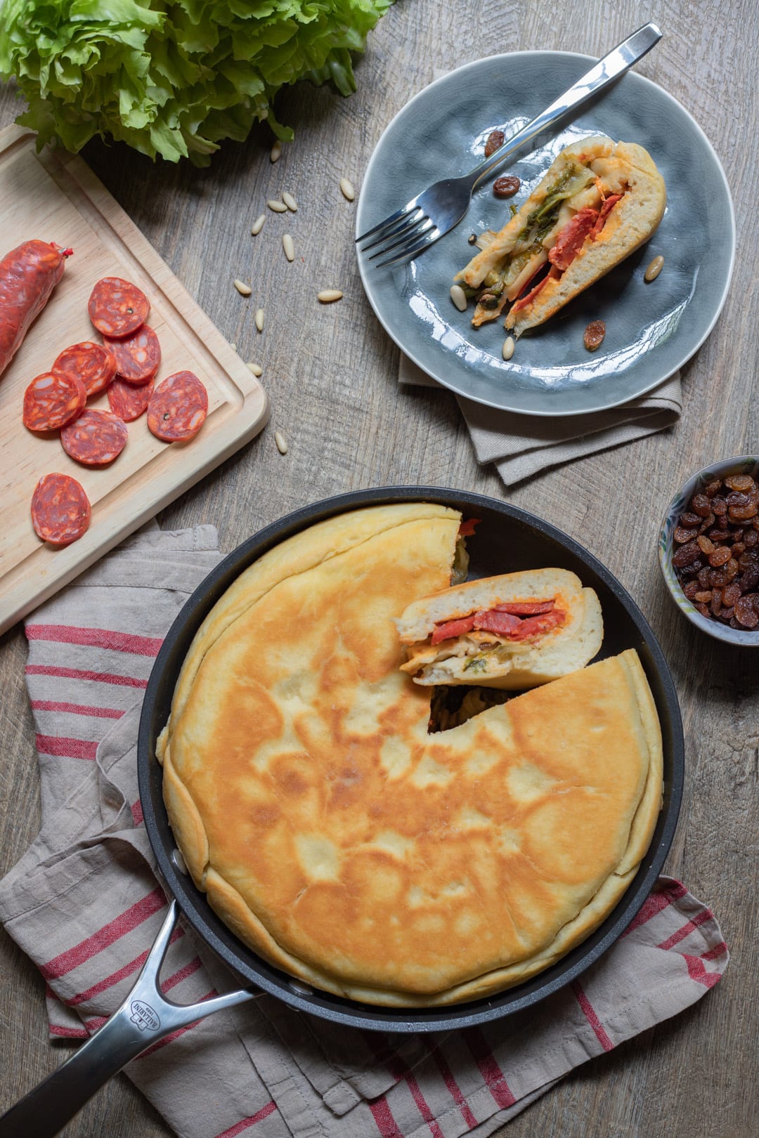 Focaccia tricolore in padella pronta per l'assaggio