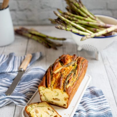 Plumcake agli asparagi pronto per l'assaggio