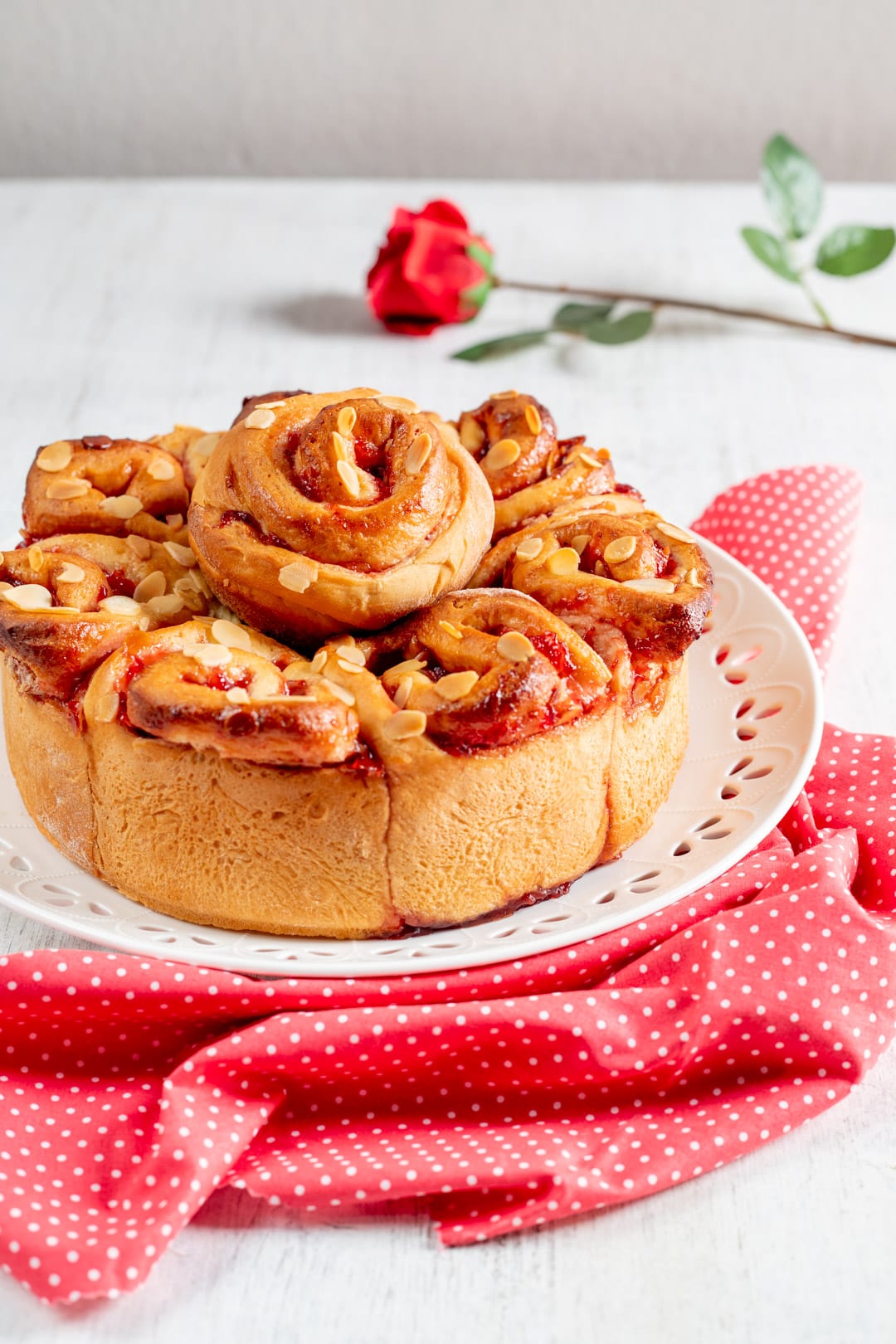 Torta delle rose con confettutra di fragole e mandorle a lamelle