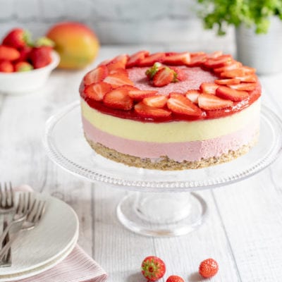 Mousse cake su alzatina pronta per assaggio