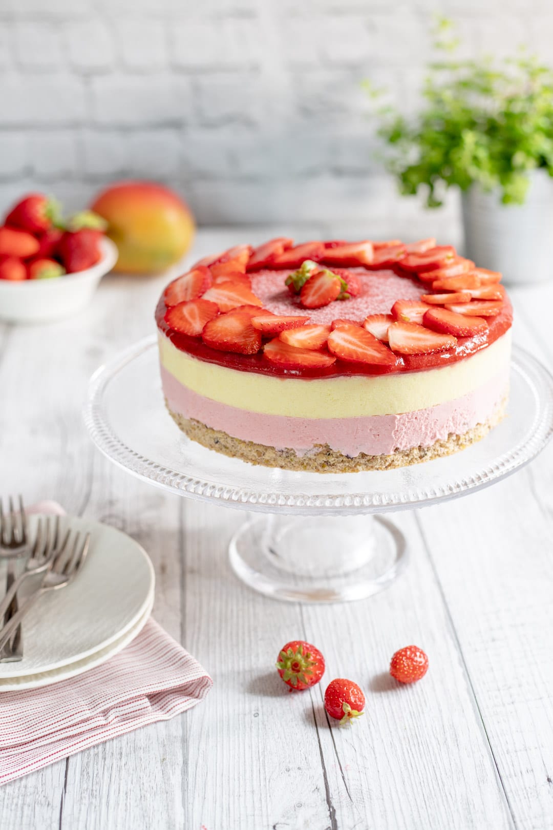 Mousse cake su alzatina pronta per assaggio