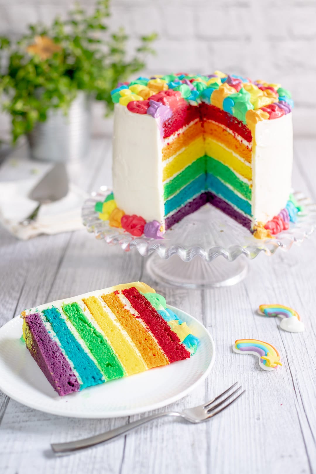 Rainbow cake in fetta che mostra i diversi strati colorati