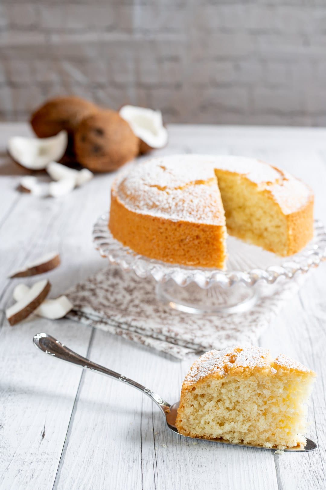 Torta al cocco pronta per la merenda o la colazione